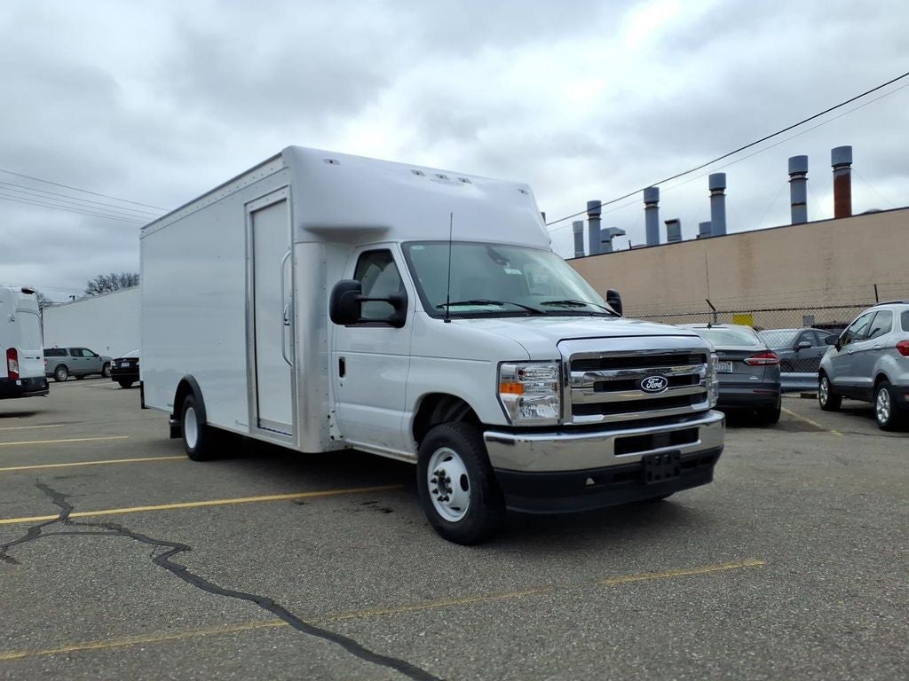 2027 Ford E-450SD Base