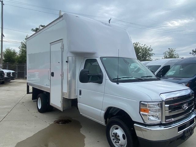 2027 Ford E-450SD Base DRW